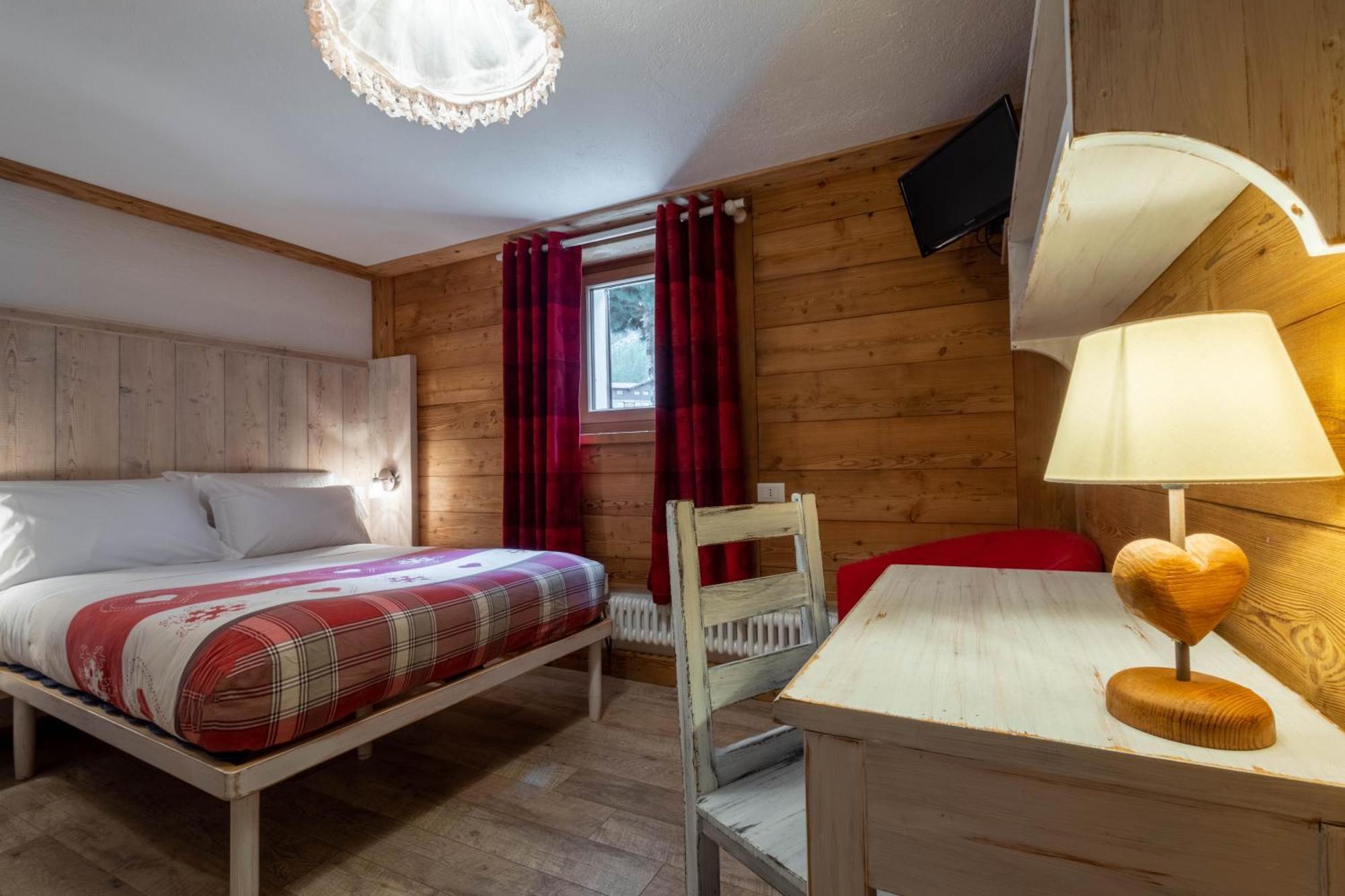 Hotel Petit Dahu - Chambres Et Restaurant Cogne Zewnętrze zdjęcie