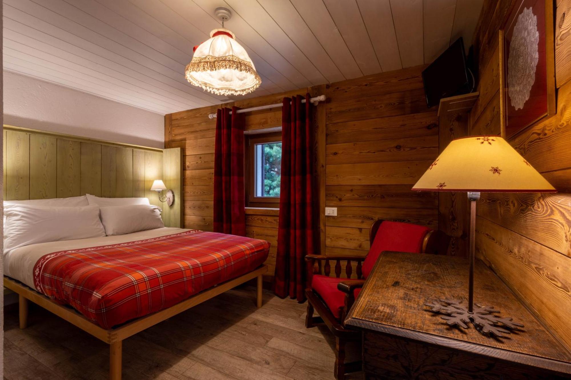Hotel Petit Dahu - Chambres Et Restaurant Cogne Zewnętrze zdjęcie